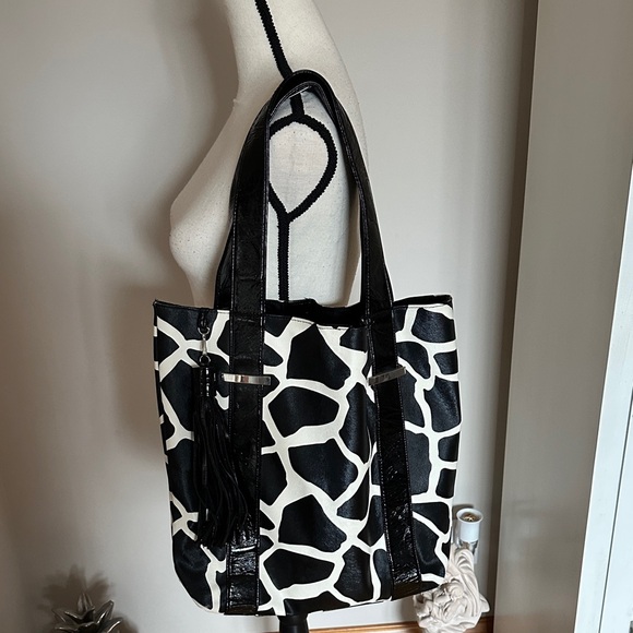 unknown Handbags - Stylish Black and White Tote Bag